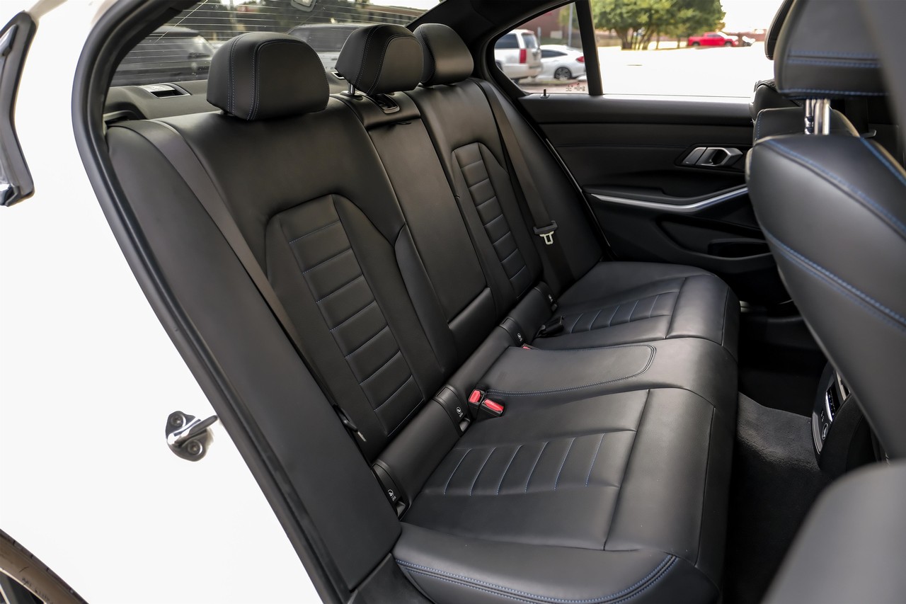 BMW 3 Series Vehicle Main Gallery Image 38