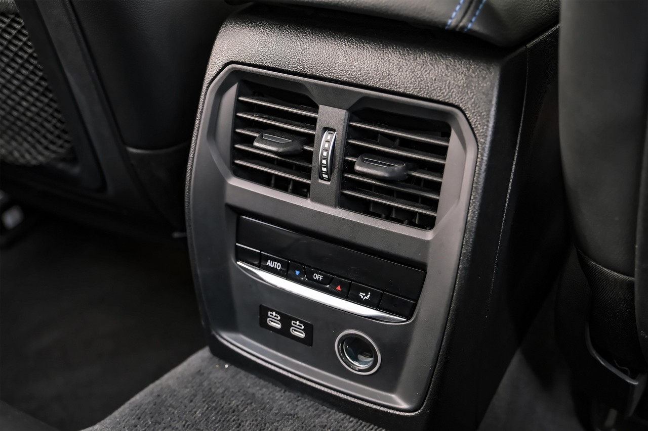 BMW 3 Series Vehicle Main Gallery Image 40