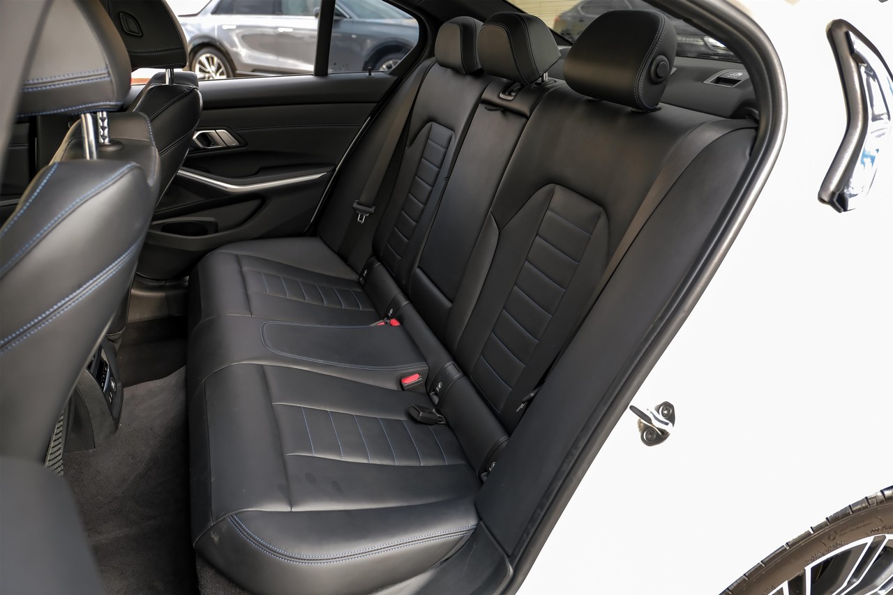 BMW 3 Series Vehicle Main Gallery Image 42
