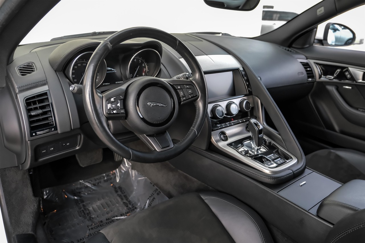 2017 Jaguar F-TYPE Premium photo 2
