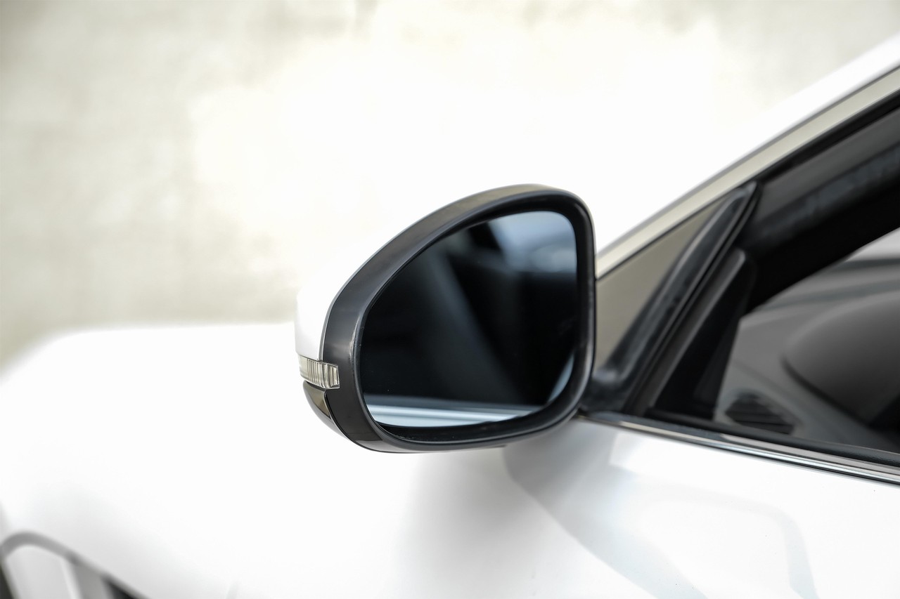 Jaguar F-Type Vehicle Main Gallery Image 37