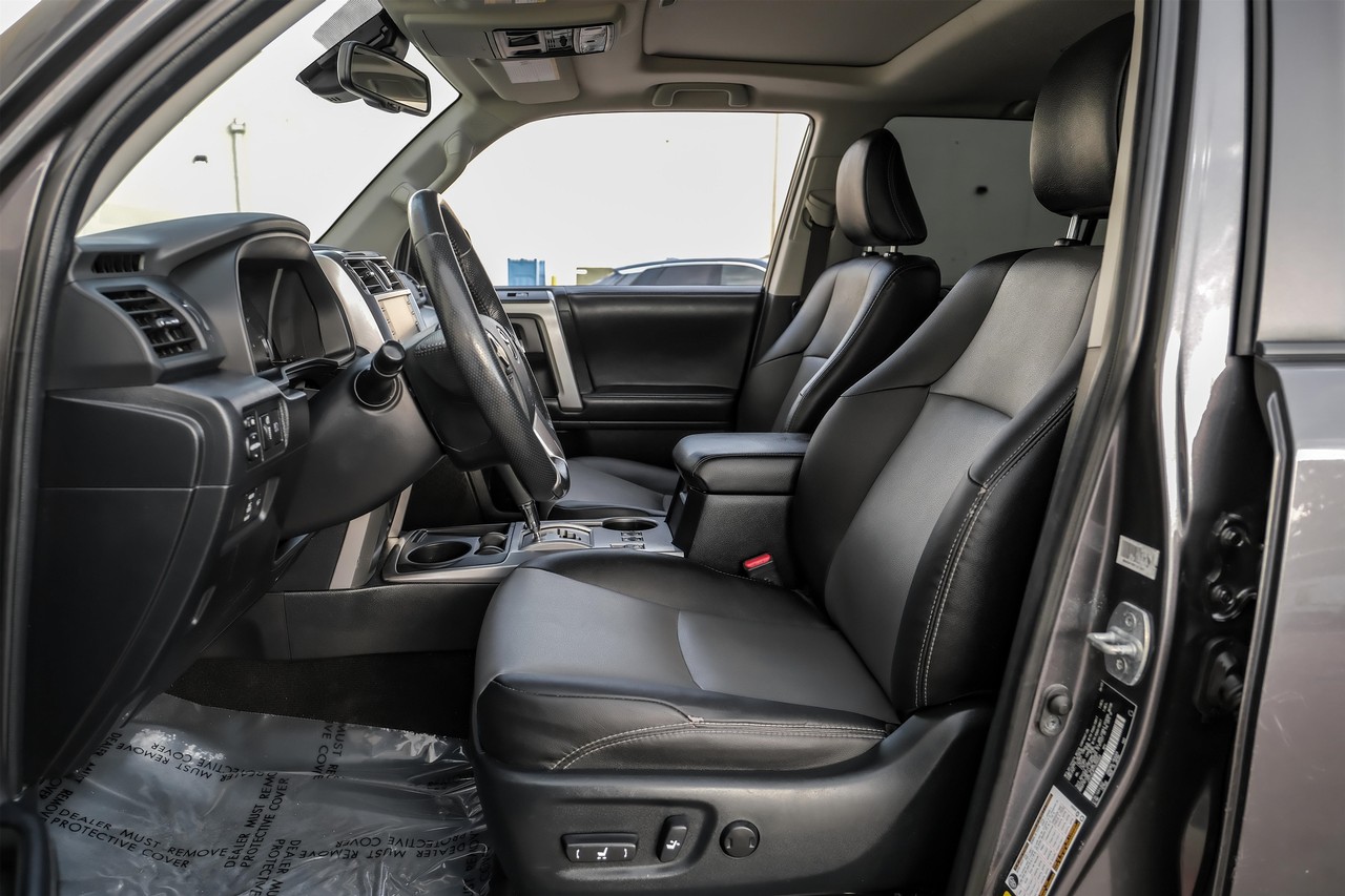 Toyota 4Runner Vehicle Main Gallery Image 04