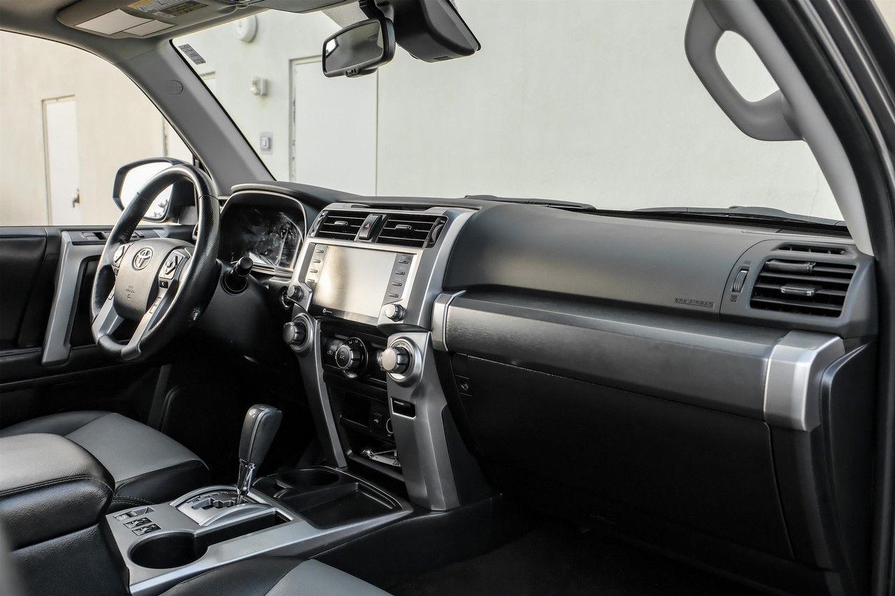 Toyota 4Runner Vehicle Main Gallery Image 13