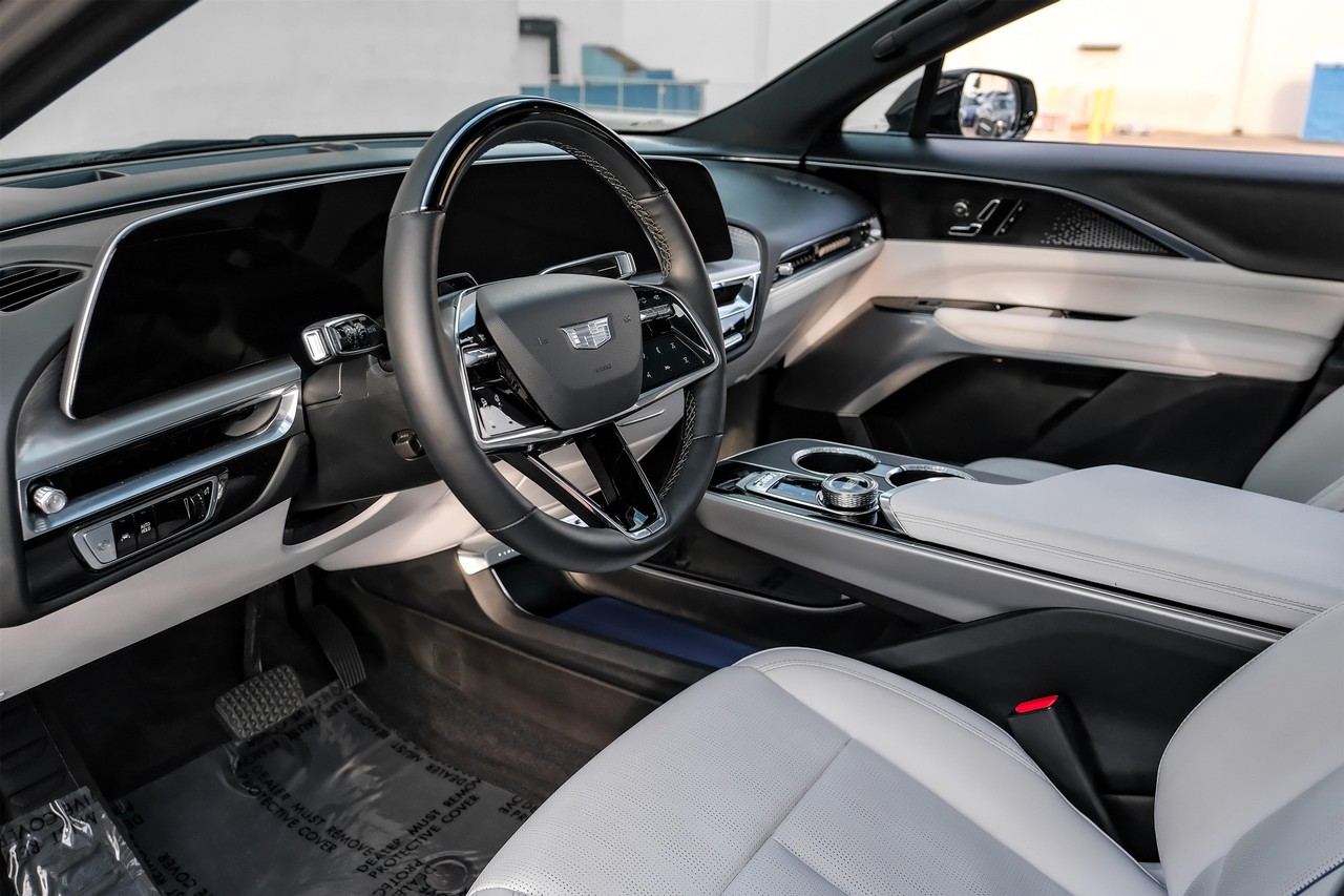 Cadillac LYRIQ Vehicle Main Gallery Image 03