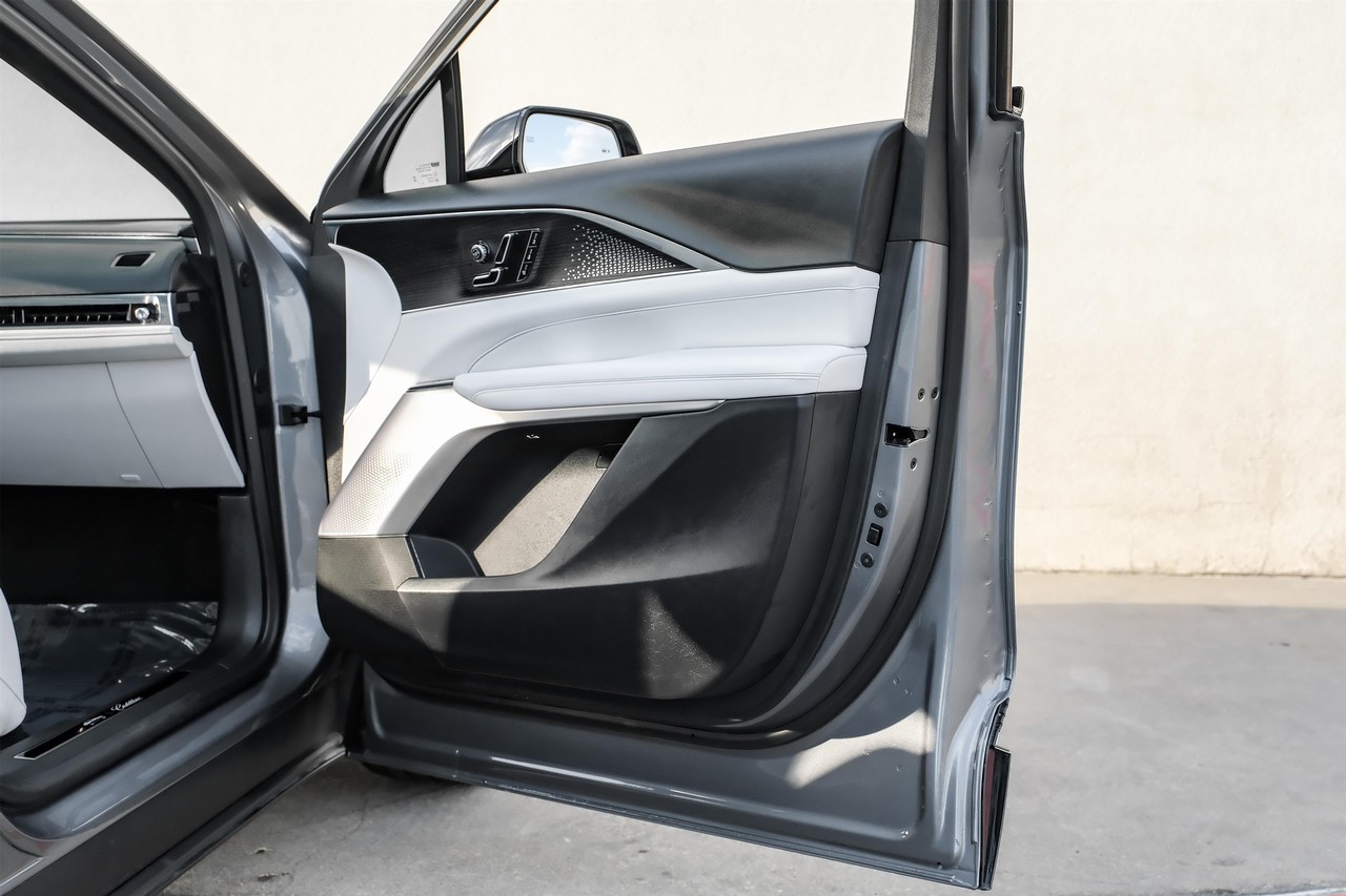 Cadillac LYRIQ Vehicle Main Gallery Image 52