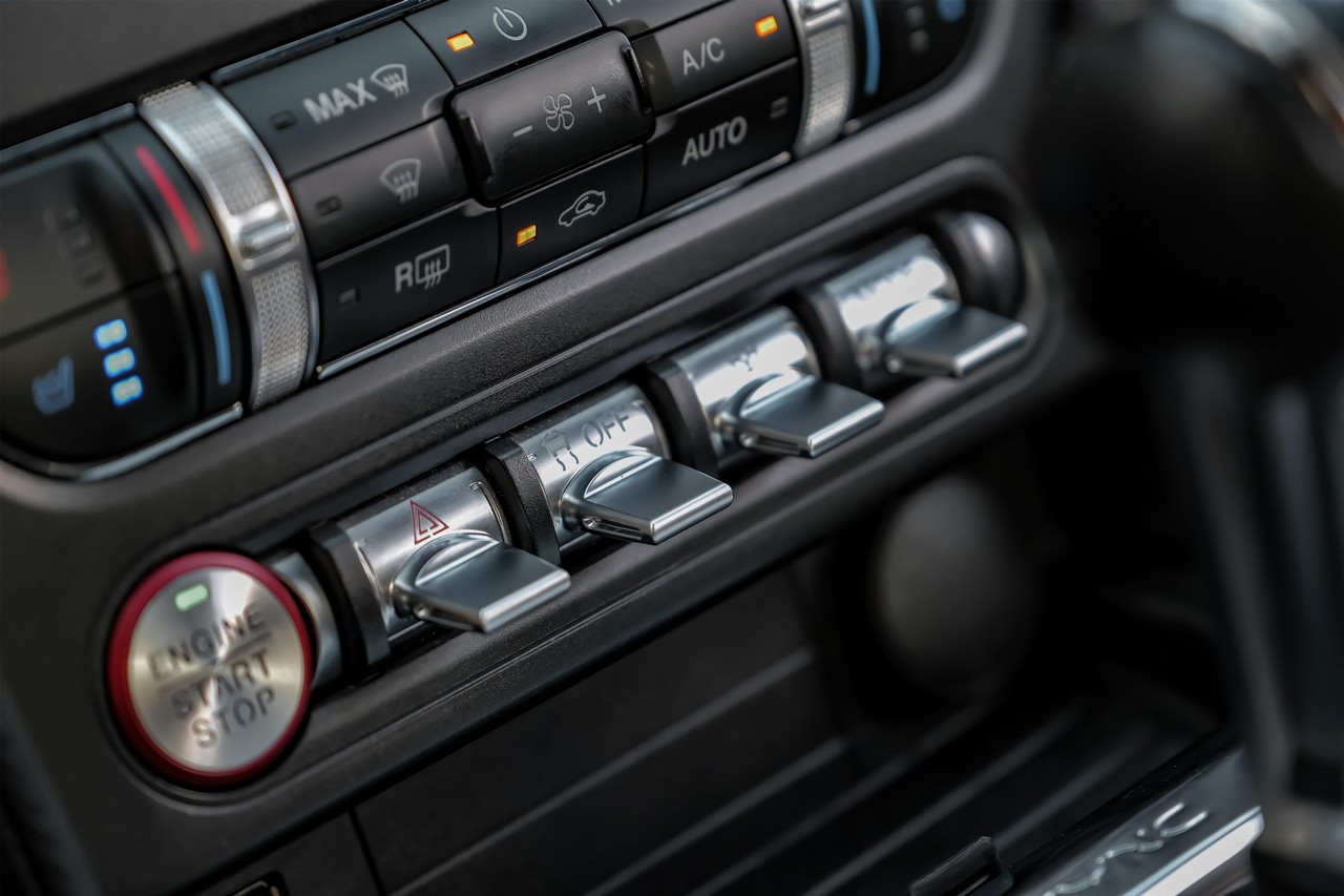 Ford Mustang Vehicle Main Gallery Image 25