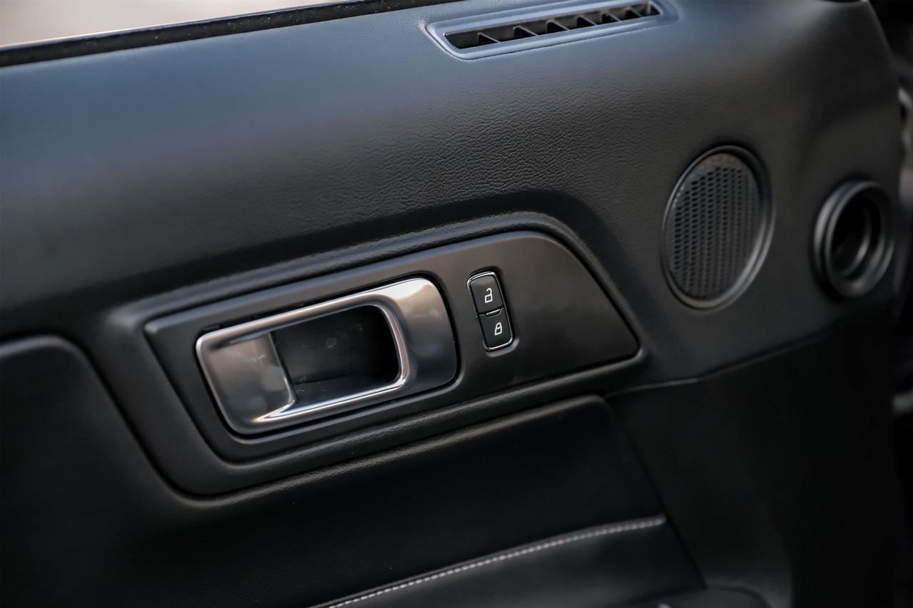 Ford Mustang Vehicle Main Gallery Image 38