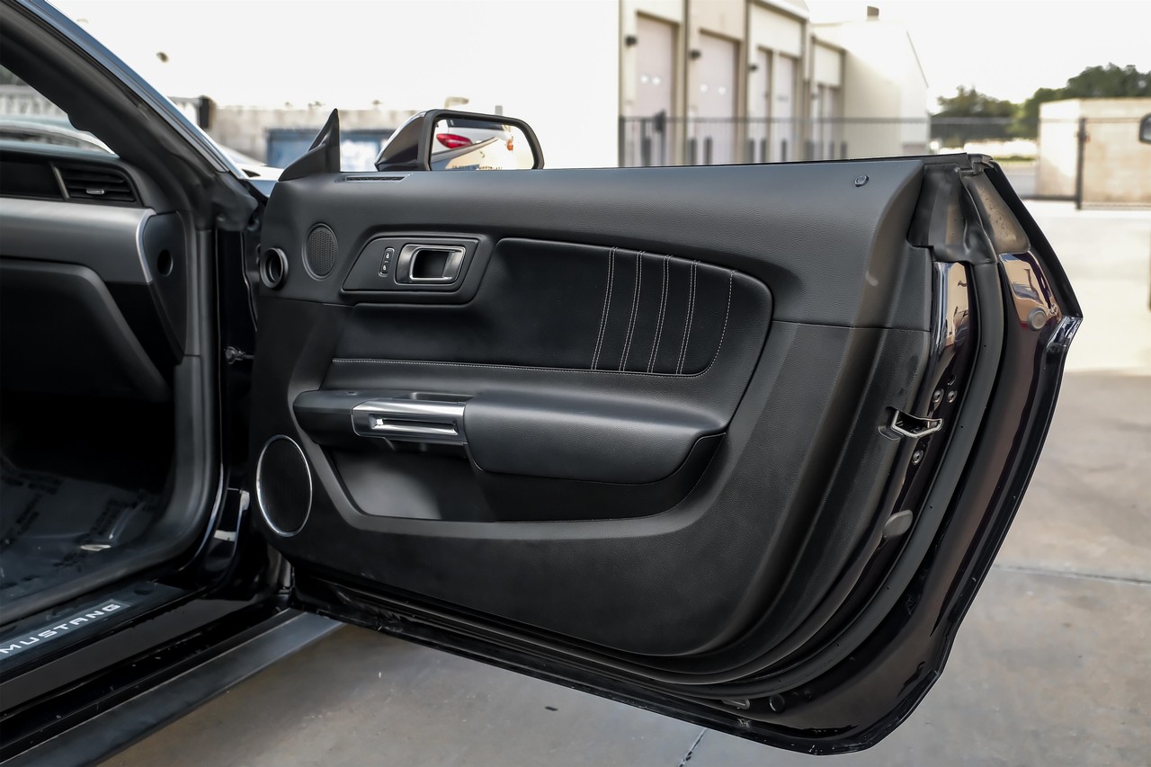 Ford Mustang Vehicle Main Gallery Image 40