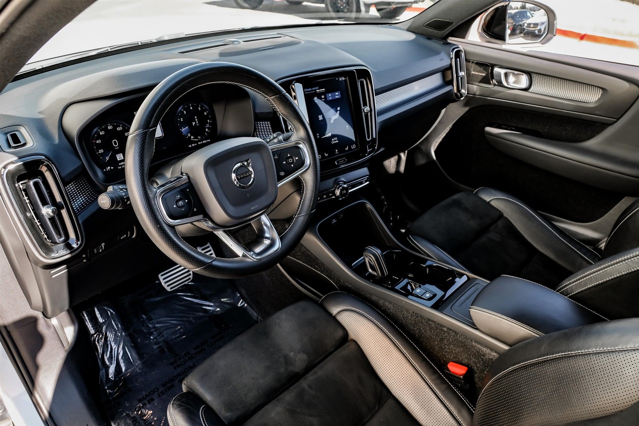 Volvo XC40 Vehicle Main Gallery Image 03