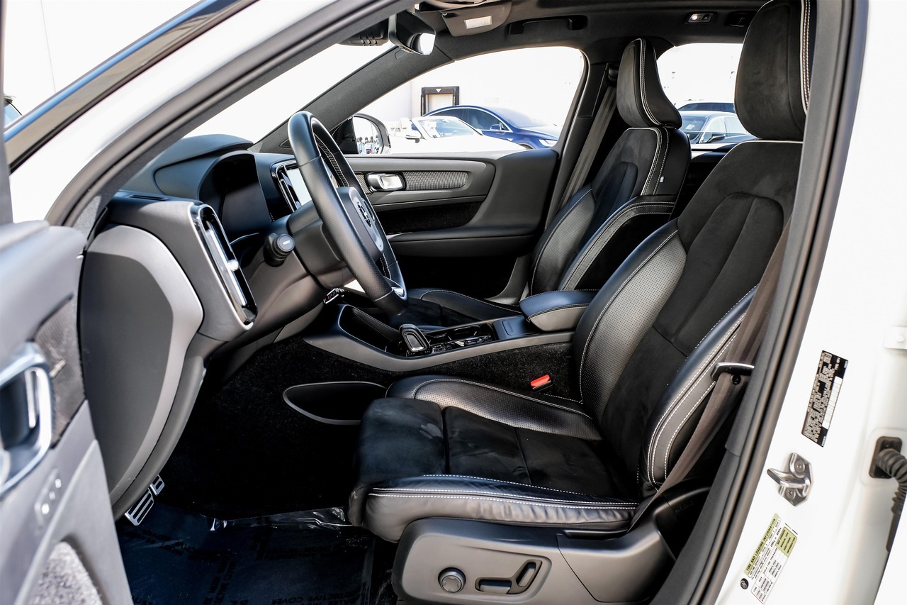 Volvo XC40 Vehicle Main Gallery Image 04
