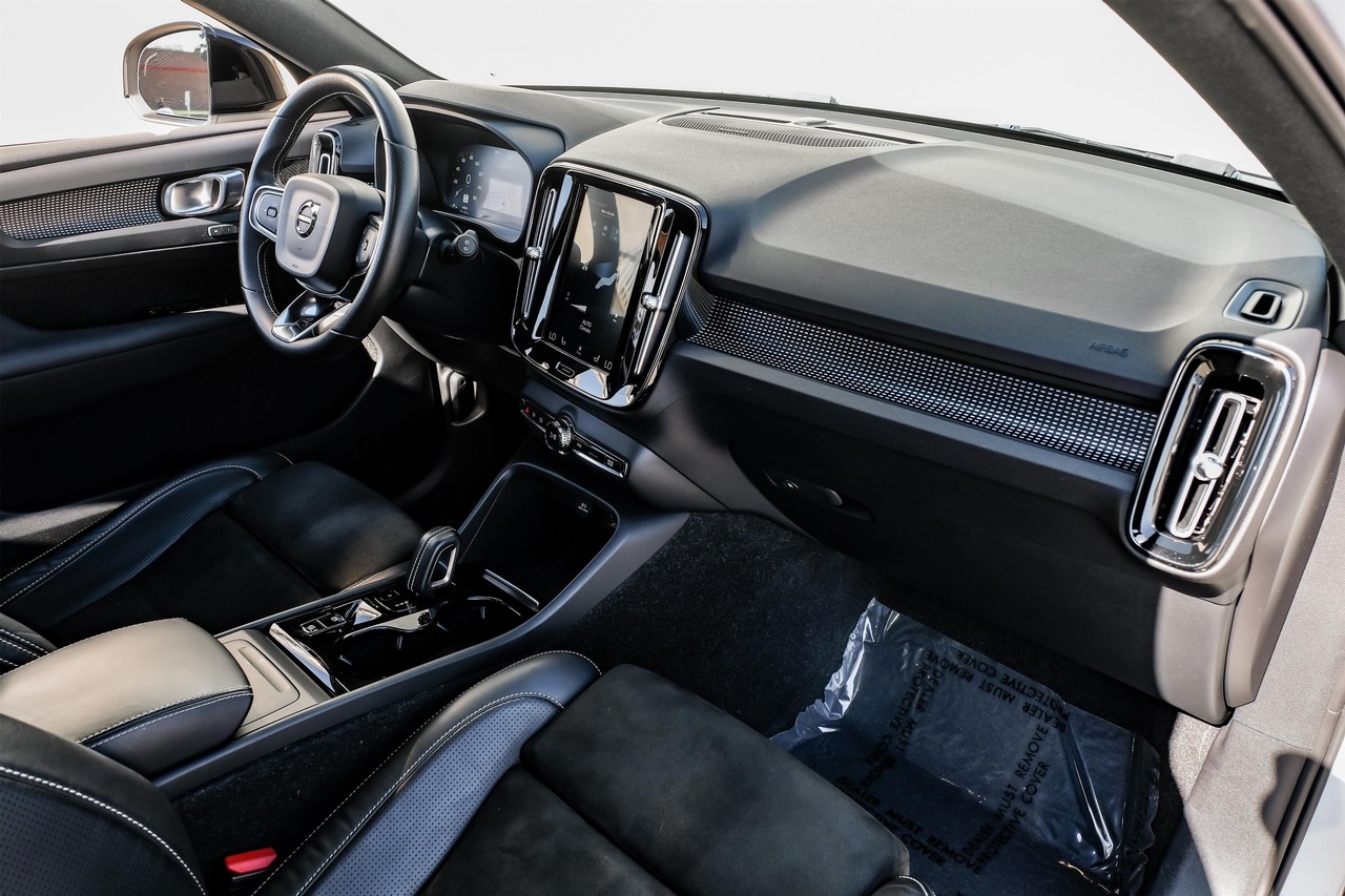 Volvo XC40 Vehicle Main Gallery Image 15