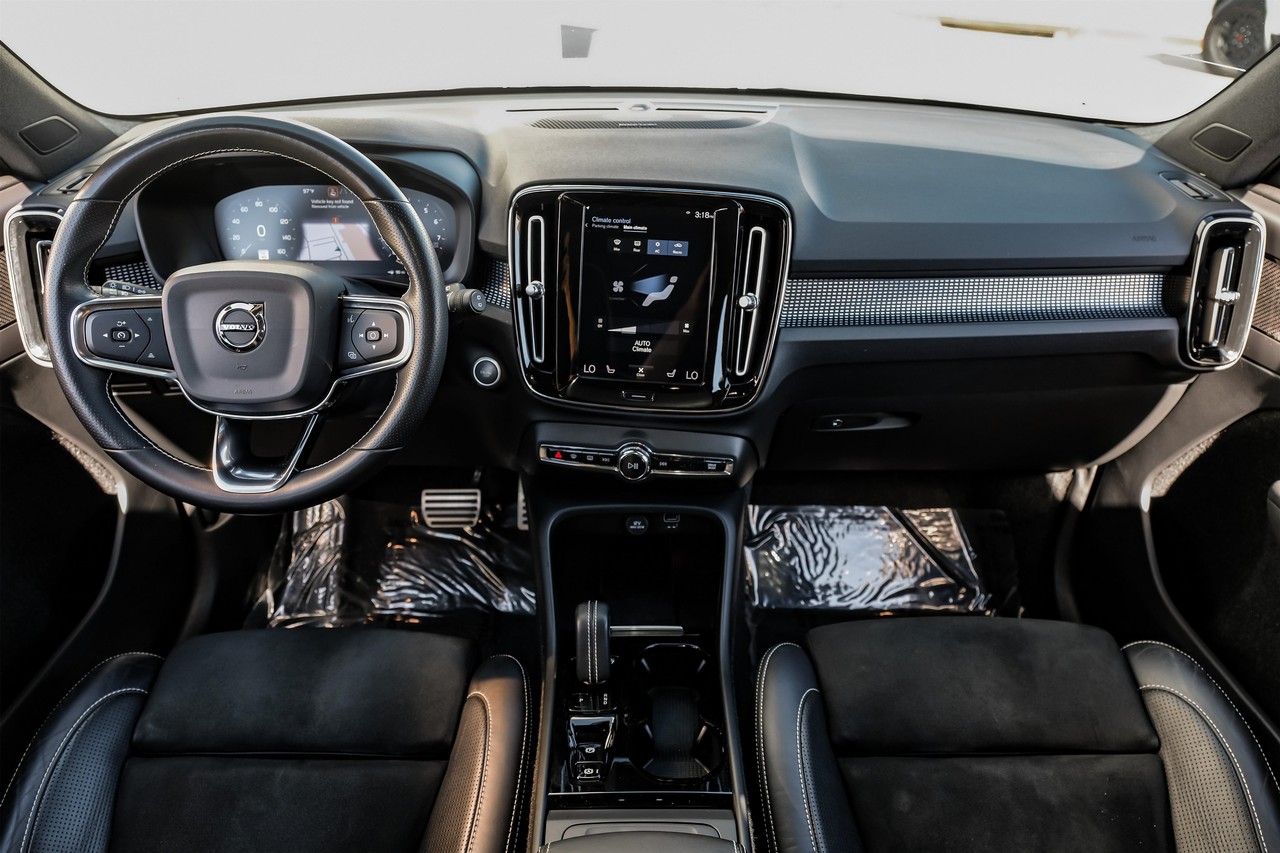 Volvo XC40 Vehicle Main Gallery Image 16