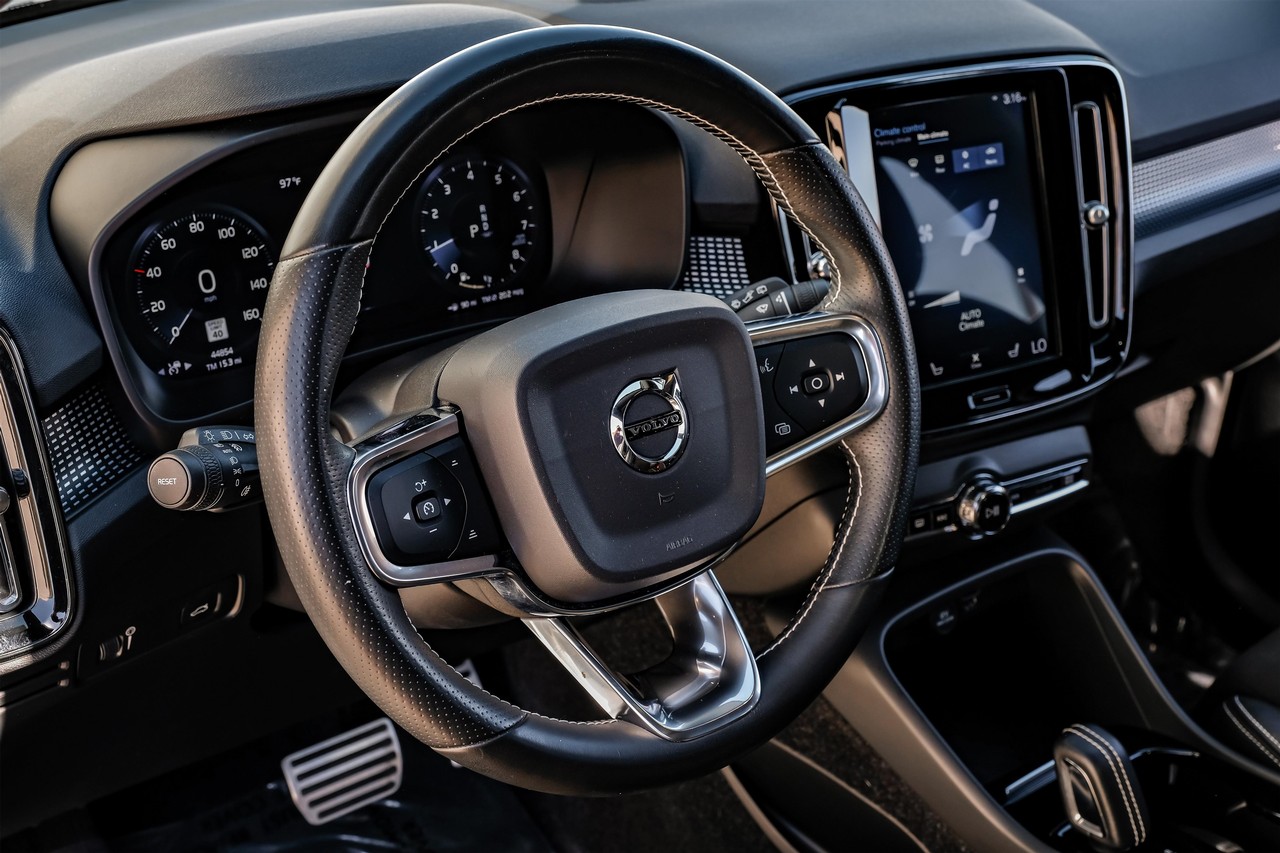 Volvo XC40 Vehicle Main Gallery Image 18