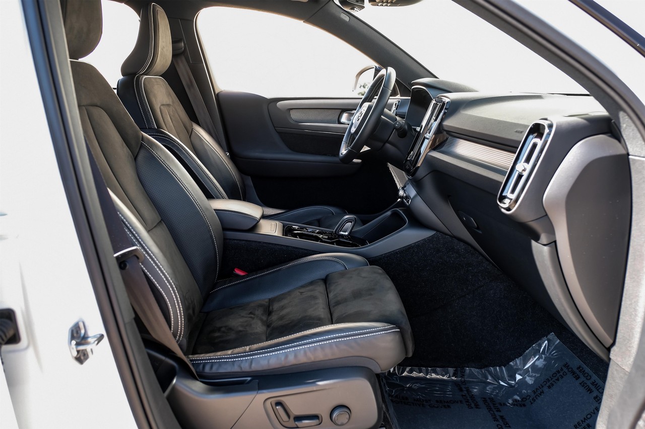 Volvo XC40 Vehicle Main Gallery Image 32