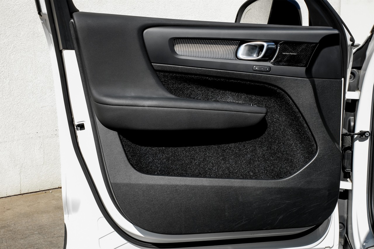 Volvo XC40 Vehicle Main Gallery Image 40