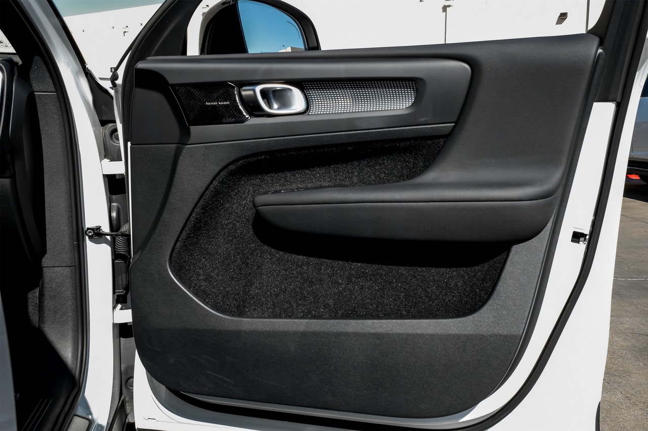 Volvo XC40 Vehicle Main Gallery Image 42