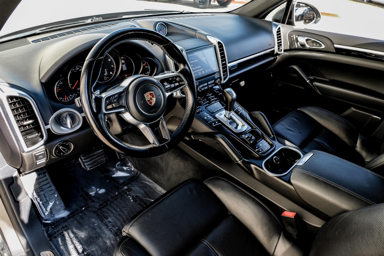 Porsche Cayenne Vehicle Main Gallery Image 03