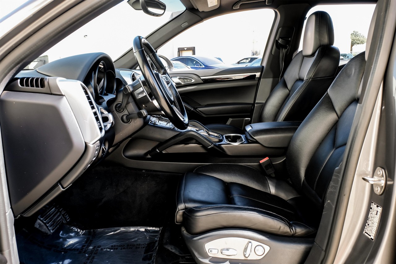 Porsche Cayenne Vehicle Main Gallery Image 04
