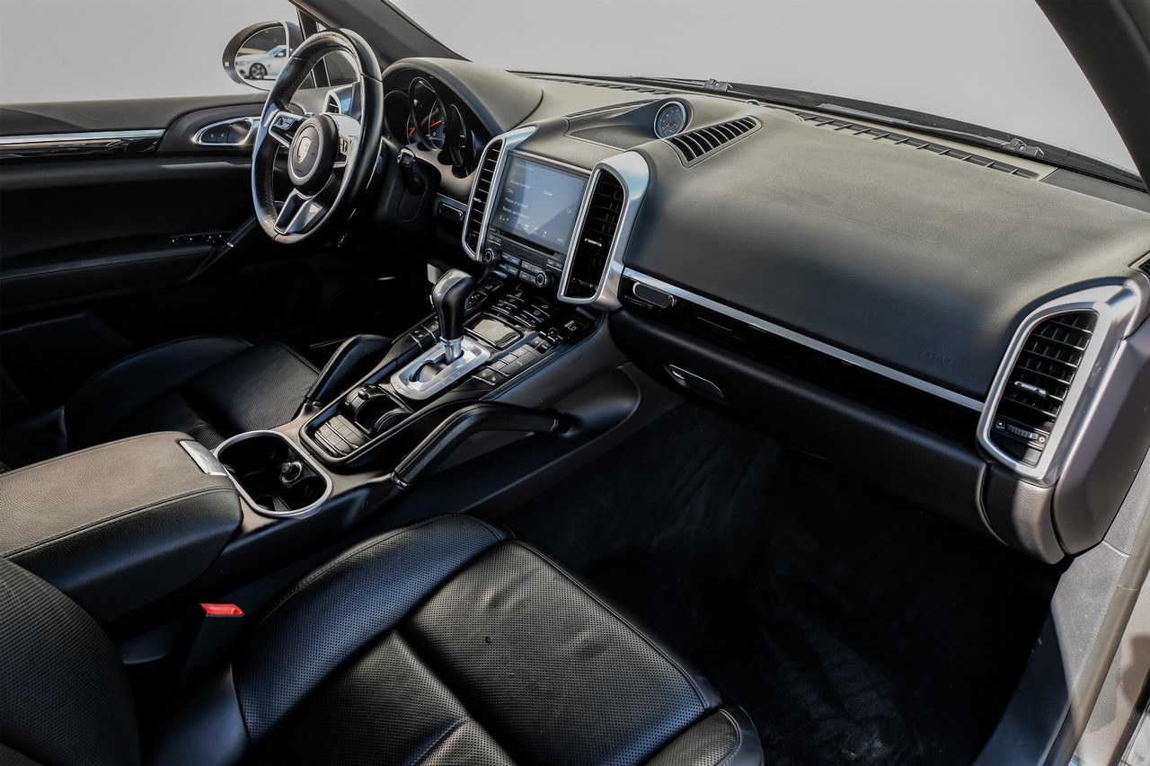 Porsche Cayenne Vehicle Main Gallery Image 15