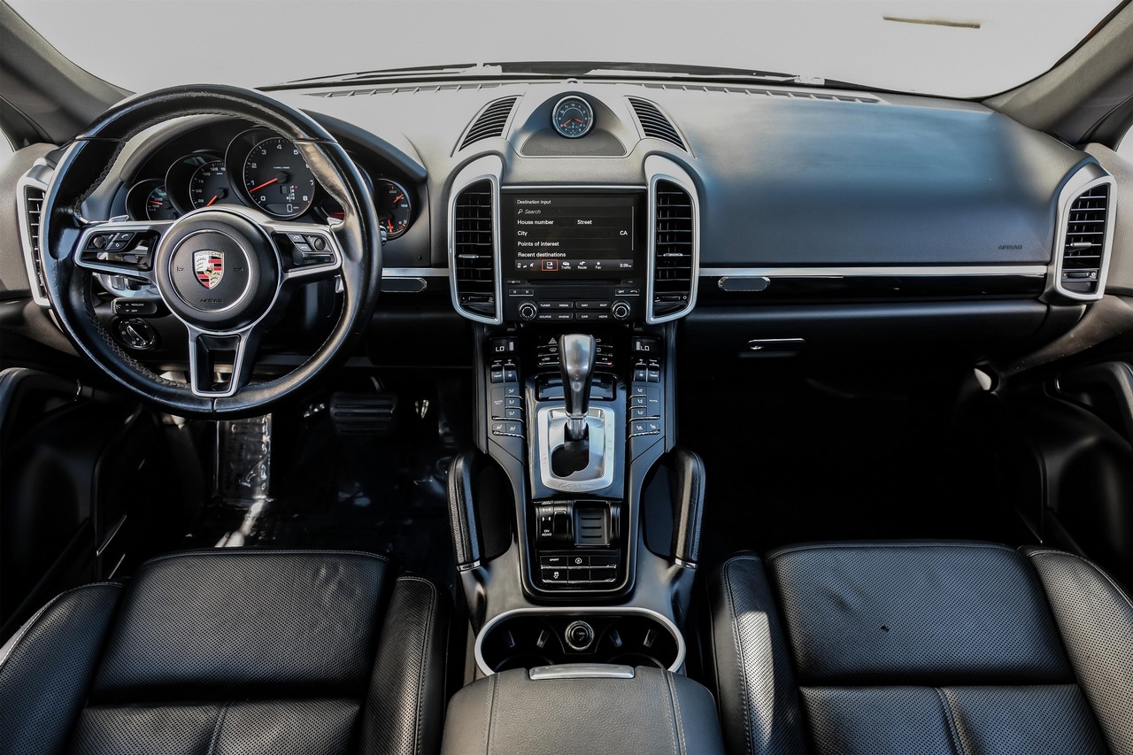 Porsche Cayenne Vehicle Main Gallery Image 16
