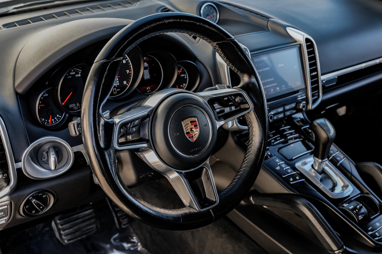 Porsche Cayenne Vehicle Main Gallery Image 17