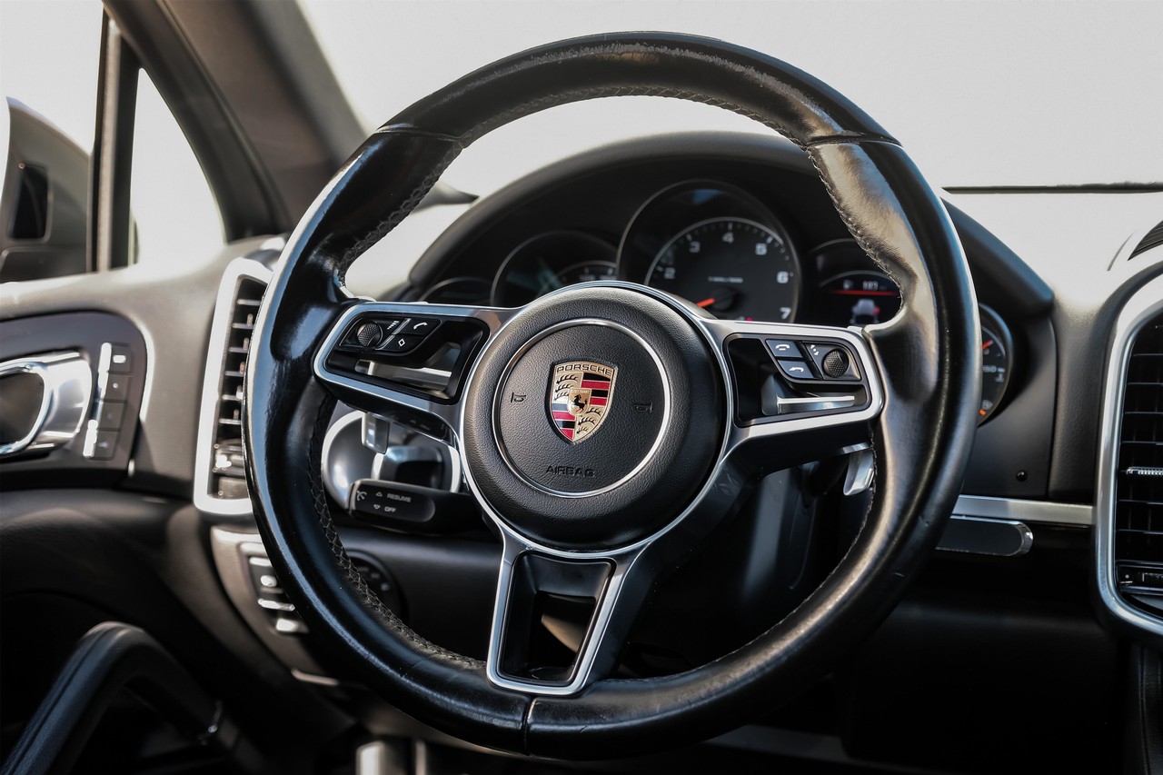 Porsche Cayenne Vehicle Main Gallery Image 18