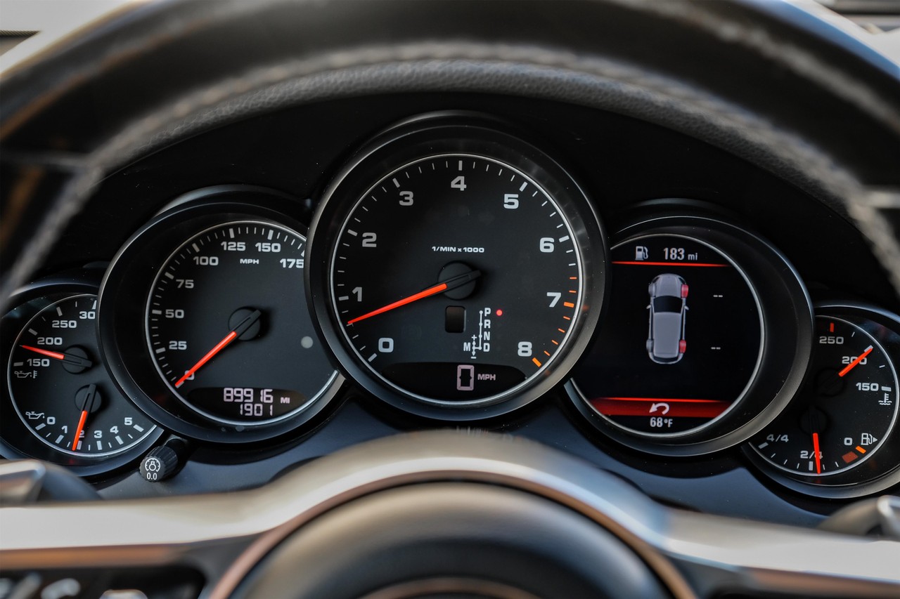 Porsche Cayenne Vehicle Main Gallery Image 21