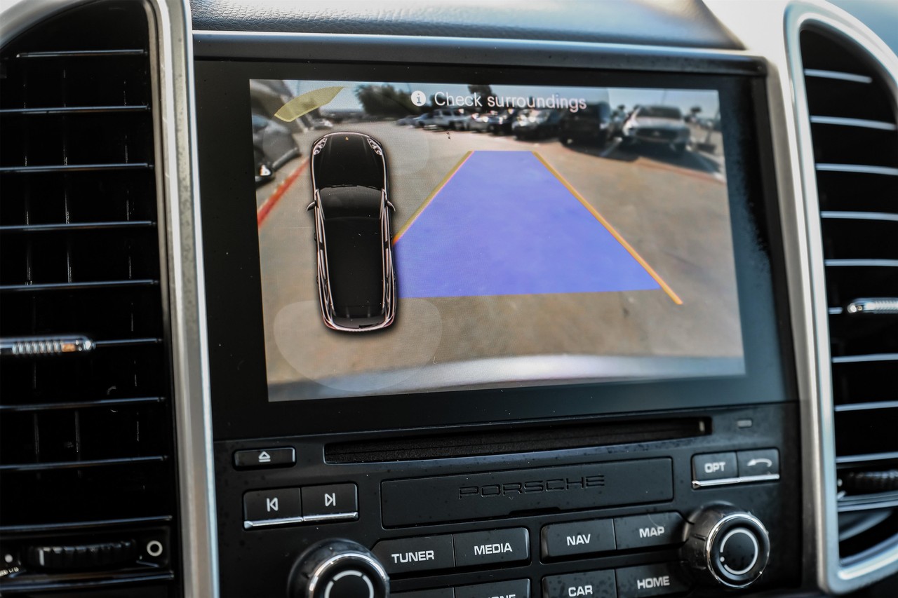 Porsche Cayenne Vehicle Main Gallery Image 23