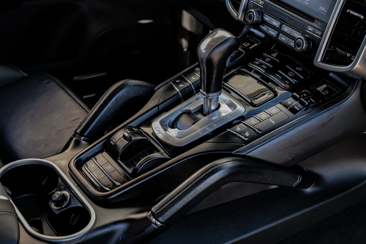 Porsche Cayenne Vehicle Main Gallery Image 24