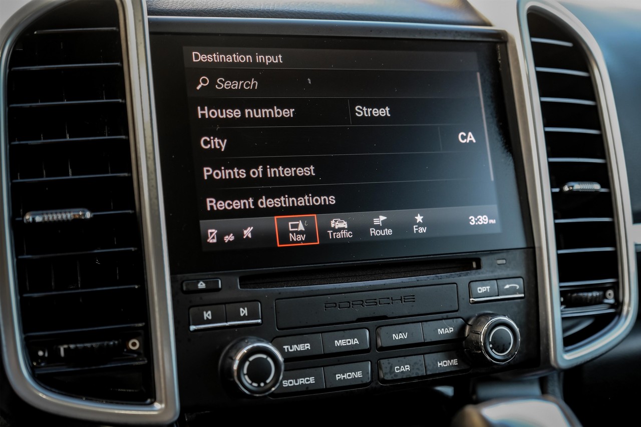 Porsche Cayenne Vehicle Main Gallery Image 25