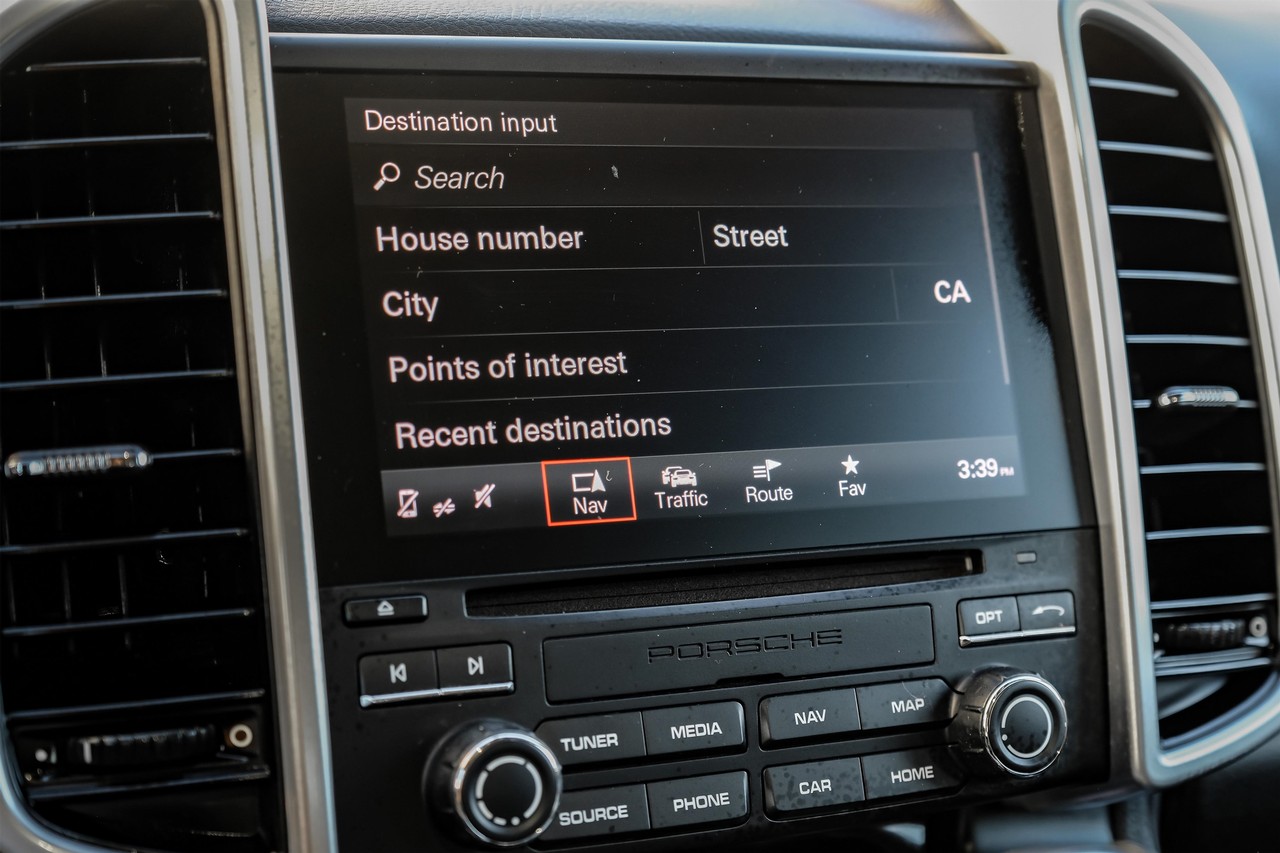 Porsche Cayenne Vehicle Main Gallery Image 26