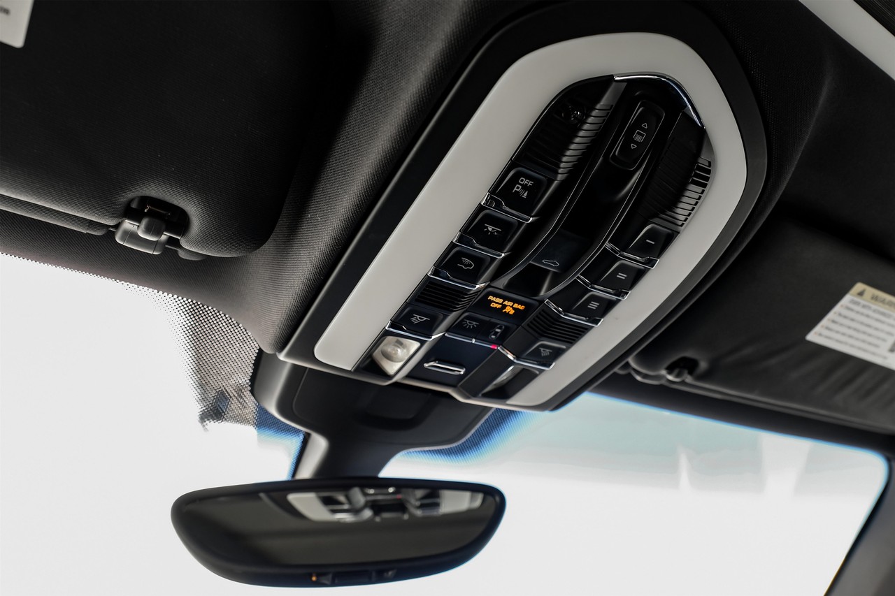 Porsche Cayenne Vehicle Main Gallery Image 30