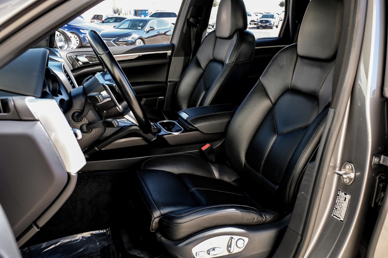 Porsche Cayenne Vehicle Main Gallery Image 31