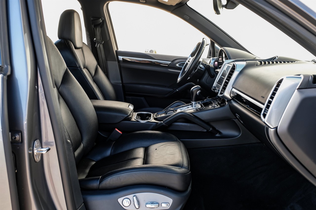 Porsche Cayenne Vehicle Main Gallery Image 32