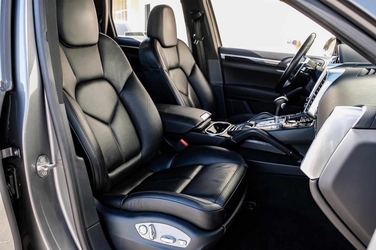 Porsche Cayenne Vehicle Main Gallery Image 33