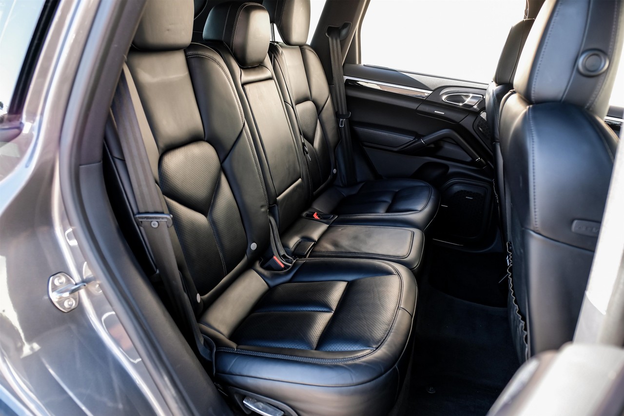 Porsche Cayenne Vehicle Main Gallery Image 34