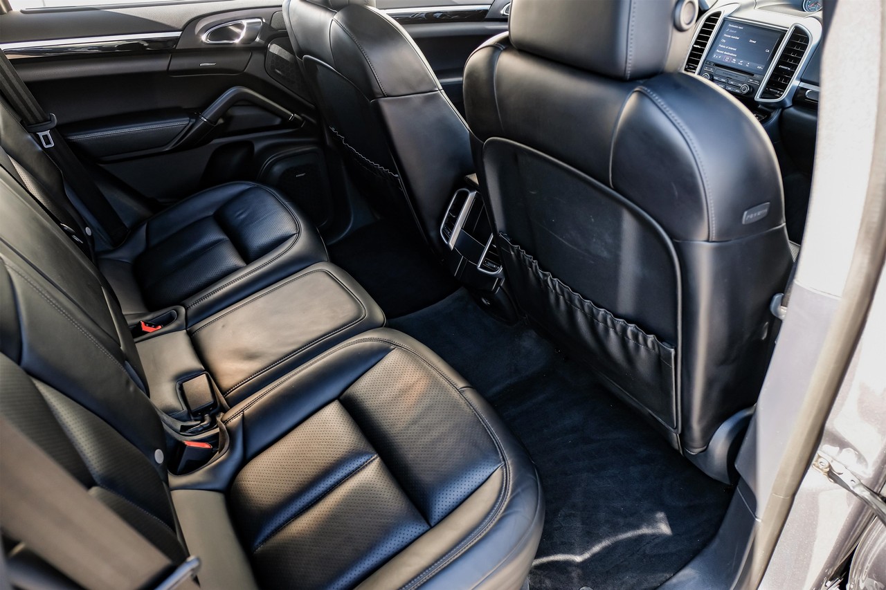Porsche Cayenne Vehicle Main Gallery Image 35