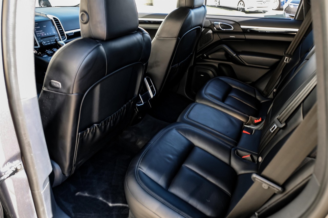 Porsche Cayenne Vehicle Main Gallery Image 36