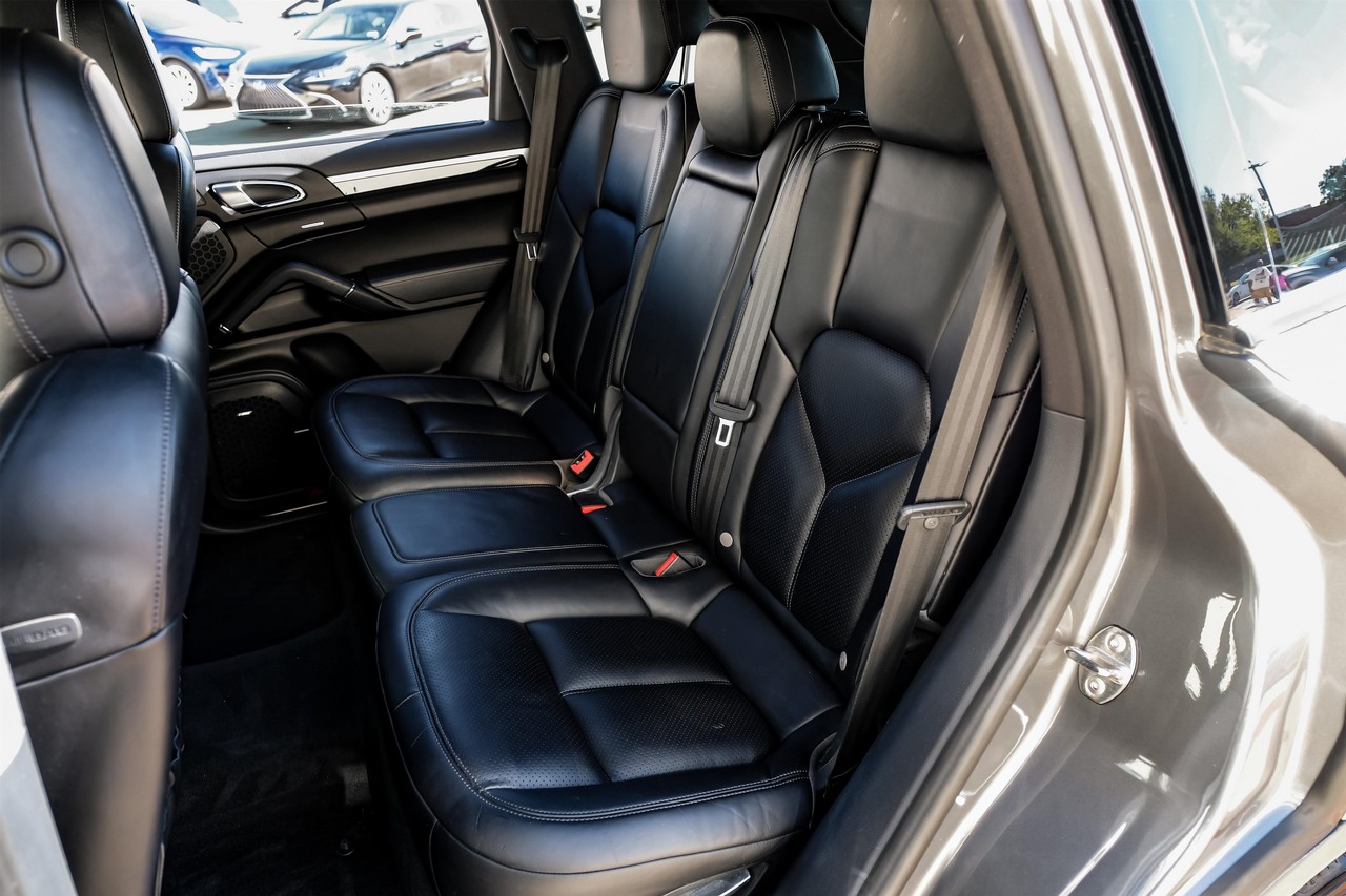 Porsche Cayenne Vehicle Main Gallery Image 37