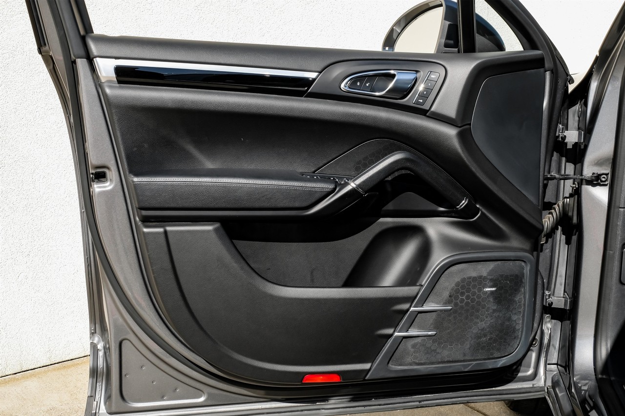 Porsche Cayenne Vehicle Main Gallery Image 40
