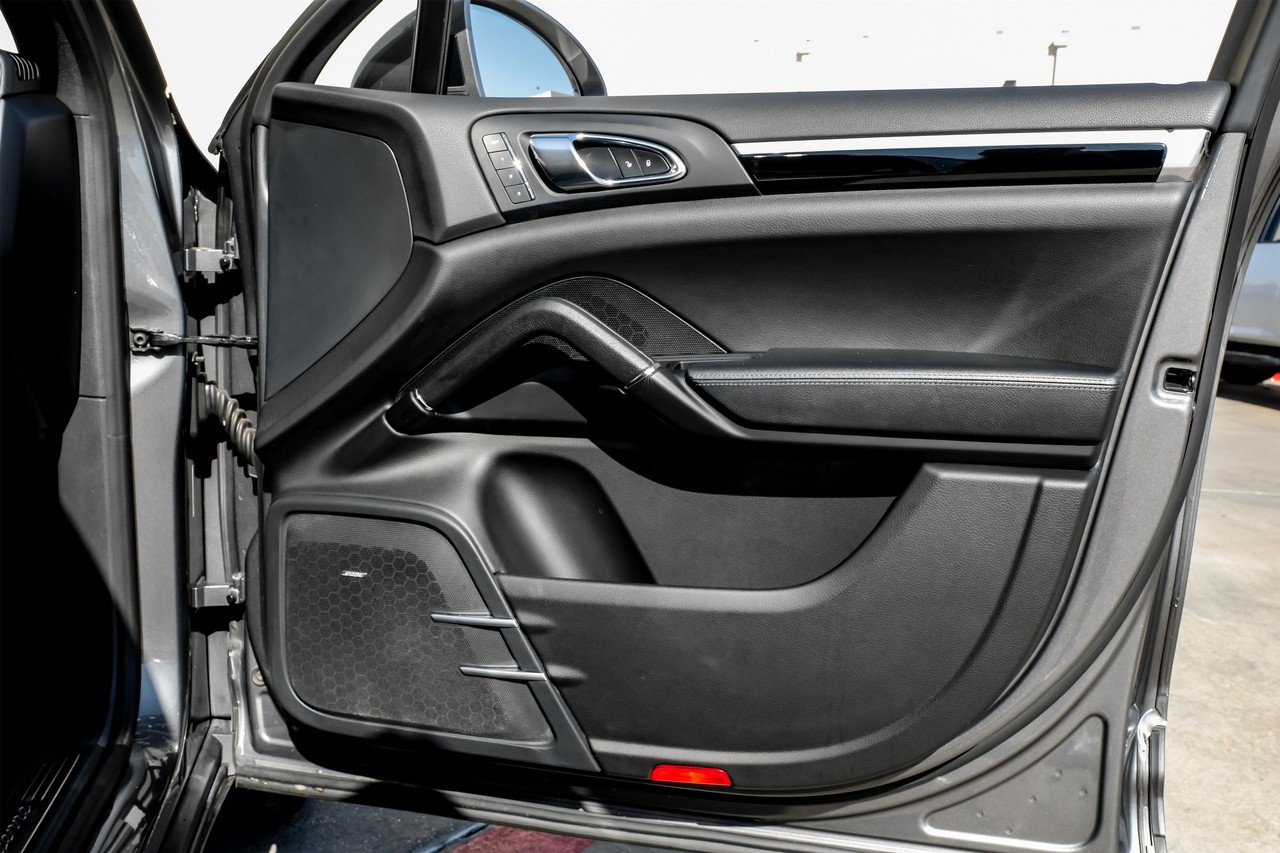 Porsche Cayenne Vehicle Main Gallery Image 42