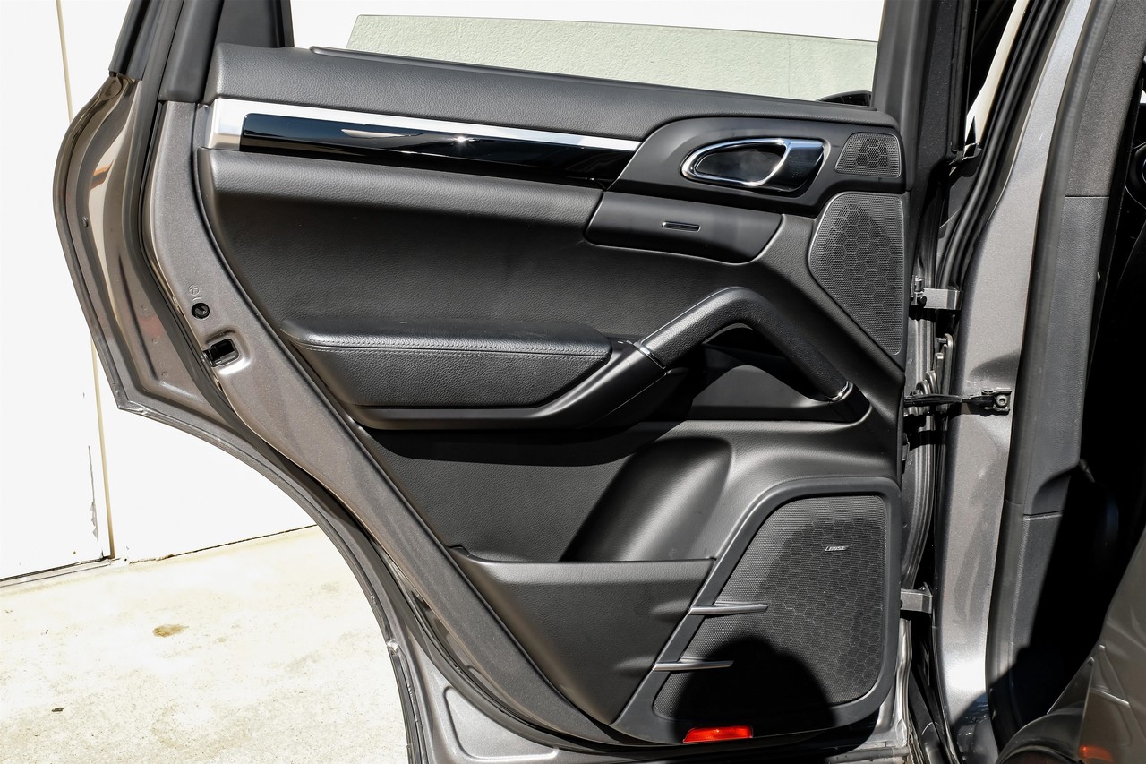 Porsche Cayenne Vehicle Main Gallery Image 43