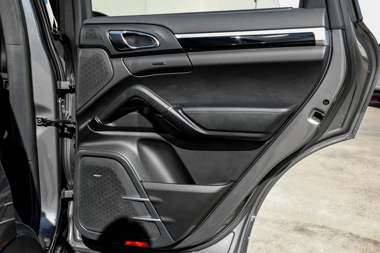 Porsche Cayenne Vehicle Main Gallery Image 44