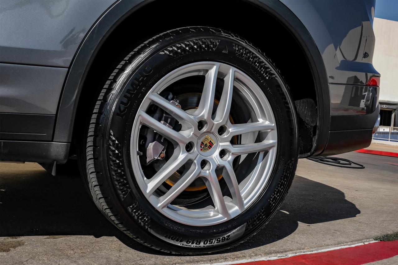 Porsche Cayenne Vehicle Main Gallery Image 52