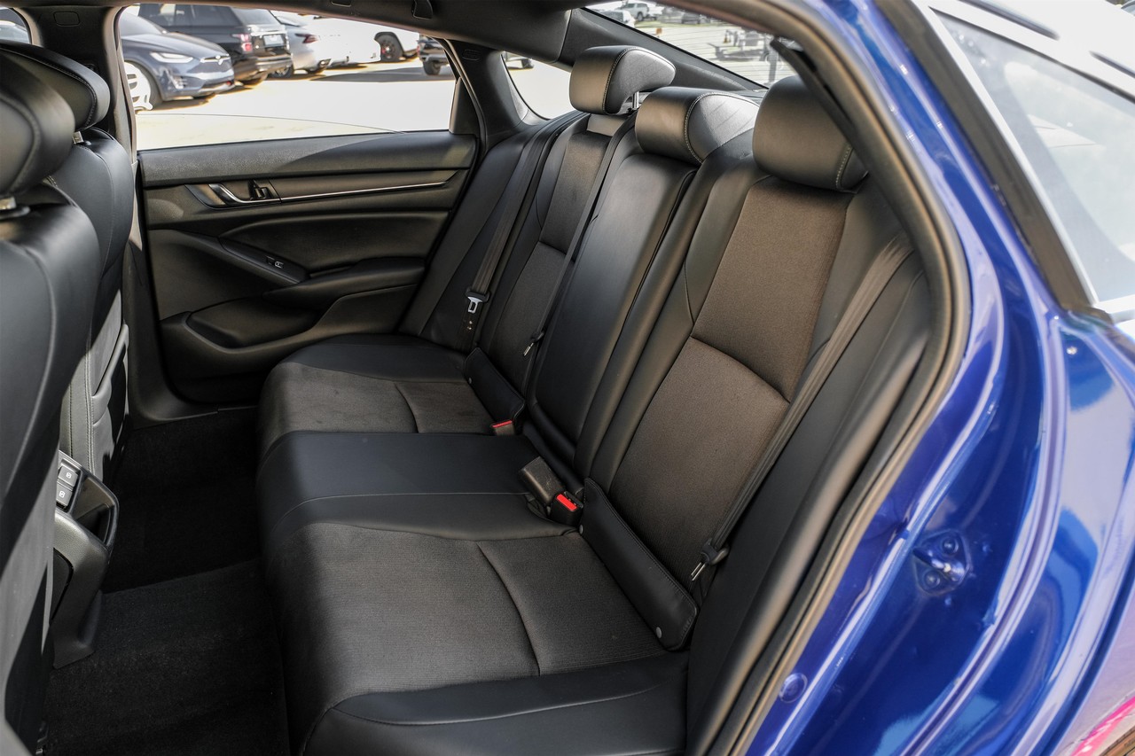 Honda Accord Sedan Vehicle Main Gallery Image 37