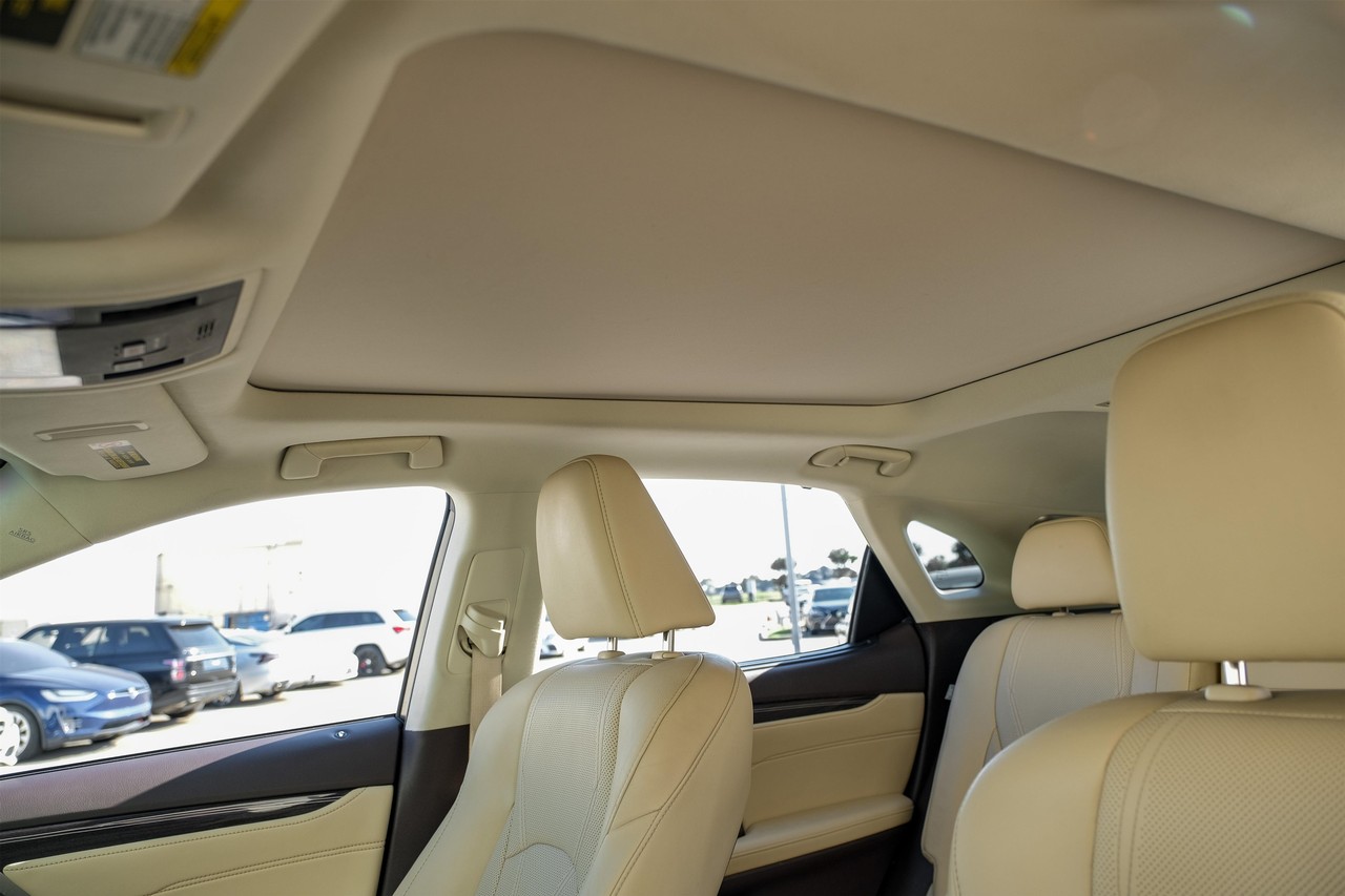Lexus RX 350 Vehicle Main Gallery Image 05