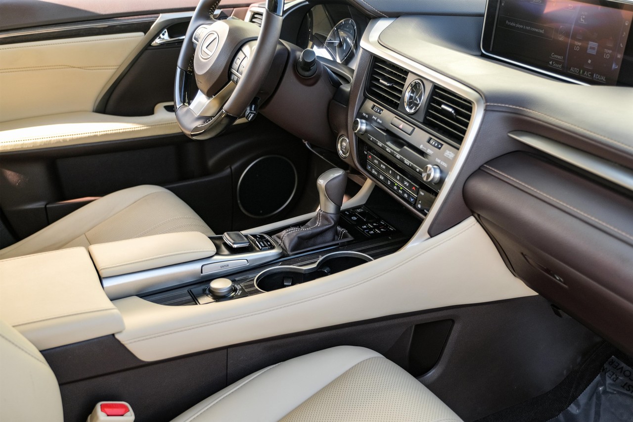Lexus RX 350 Vehicle Main Gallery Image 24