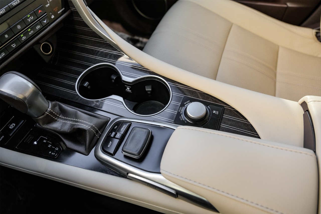 Lexus RX 350 Vehicle Main Gallery Image 27