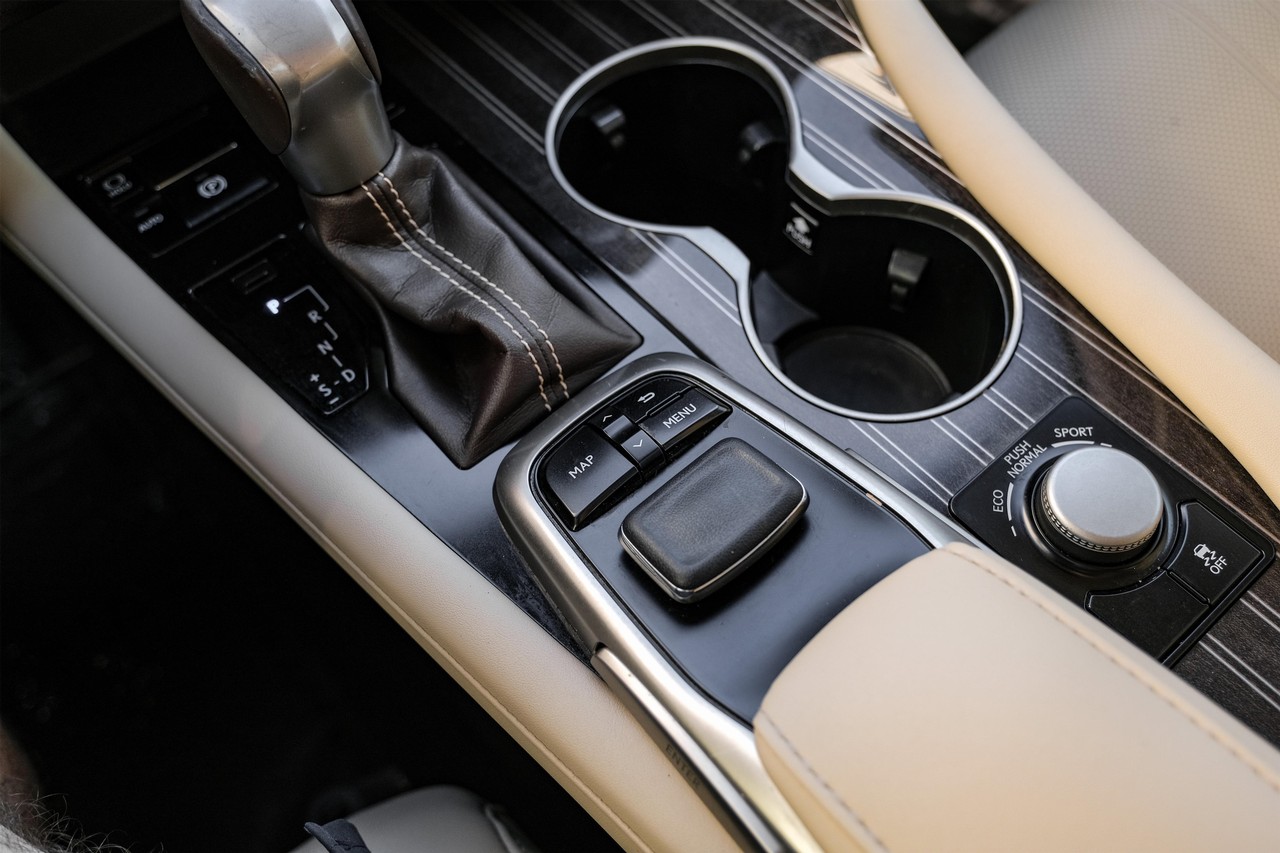 Lexus RX 350 Vehicle Main Gallery Image 28