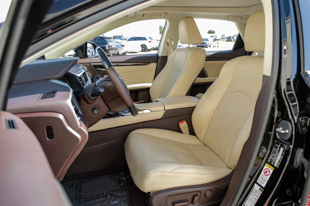 Lexus RX 350 Vehicle Main Gallery Image 32